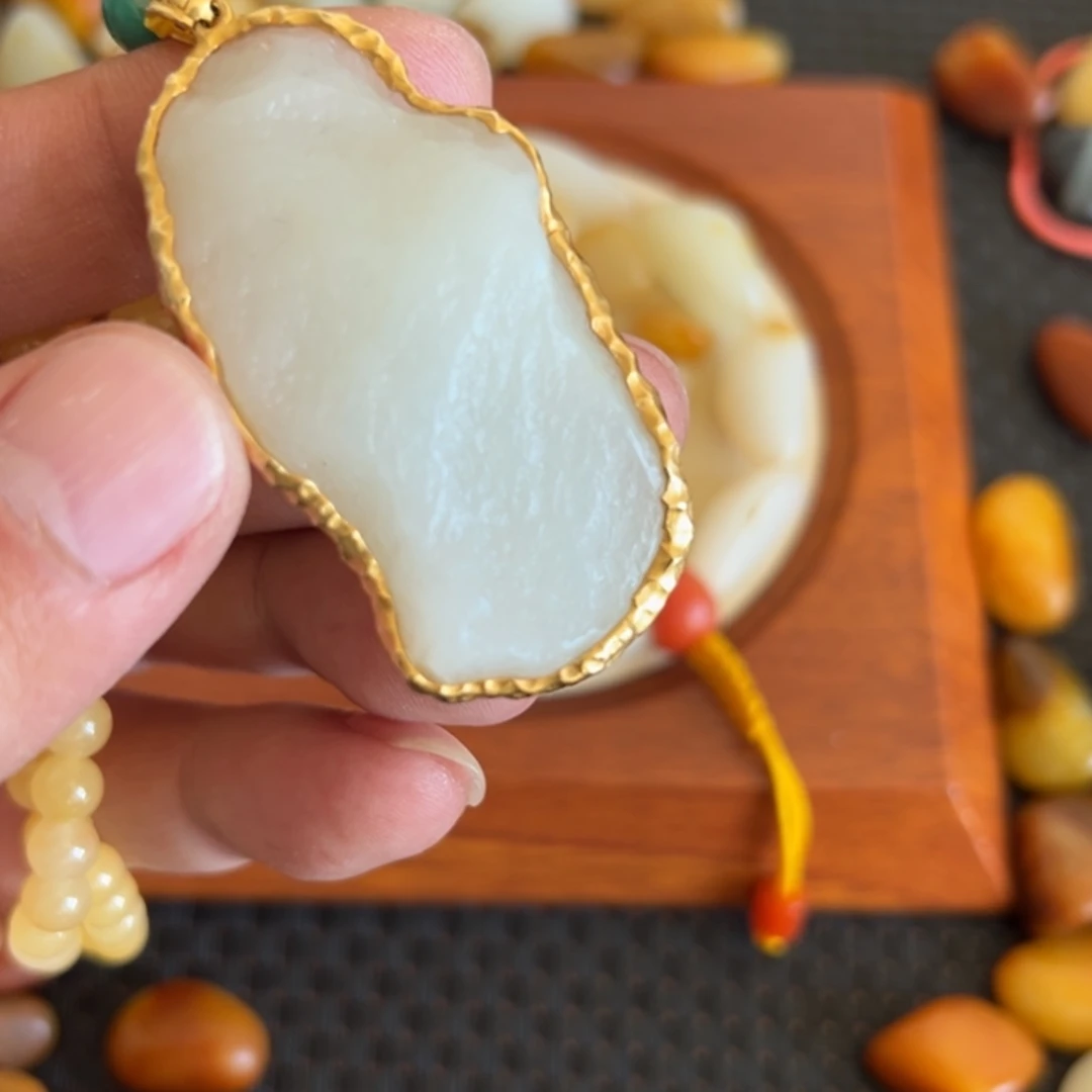 和田玉18K金镶嵌颈饰