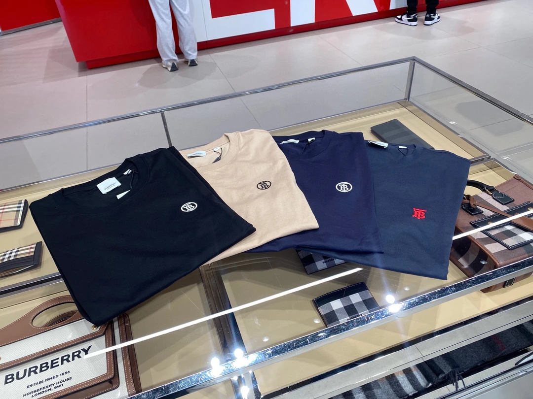 全新未使用 BURBERRY/博柏利 男款T恤 专柜TB标 女生可穿