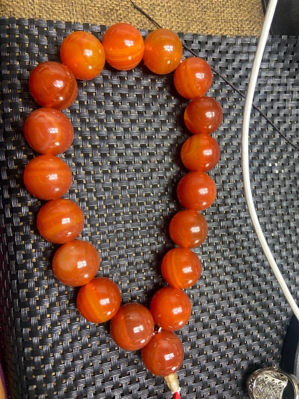 手持。  手串。 手持