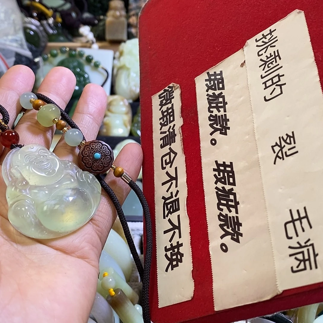 未镶嵌岫玉颈饰一个