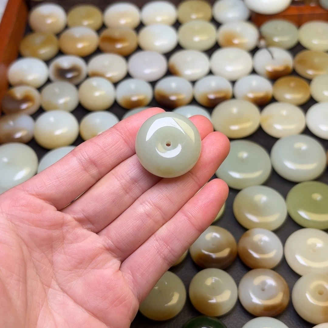 云***系和田玉未镶嵌颈饰