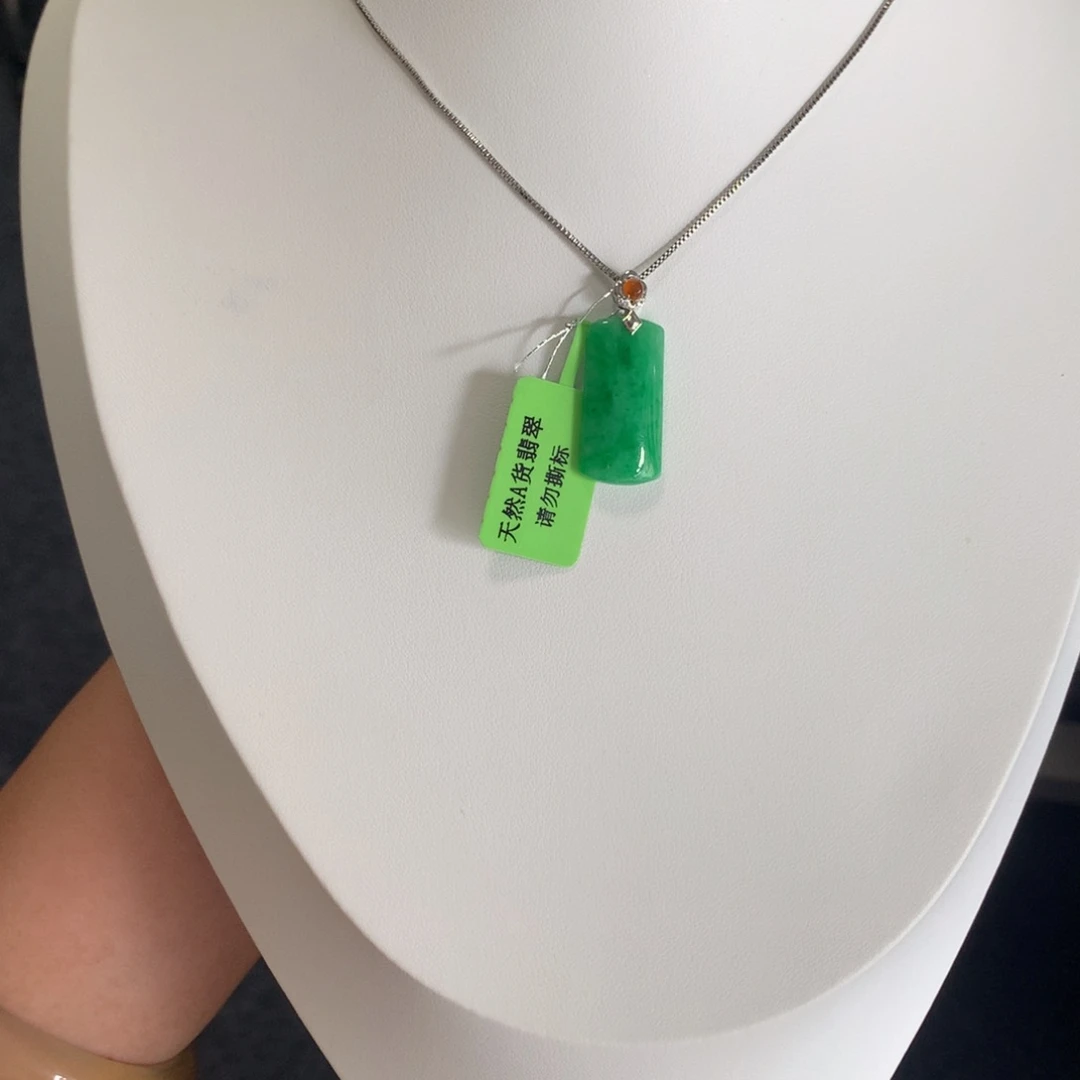颈饰18K金镶嵌翡翠