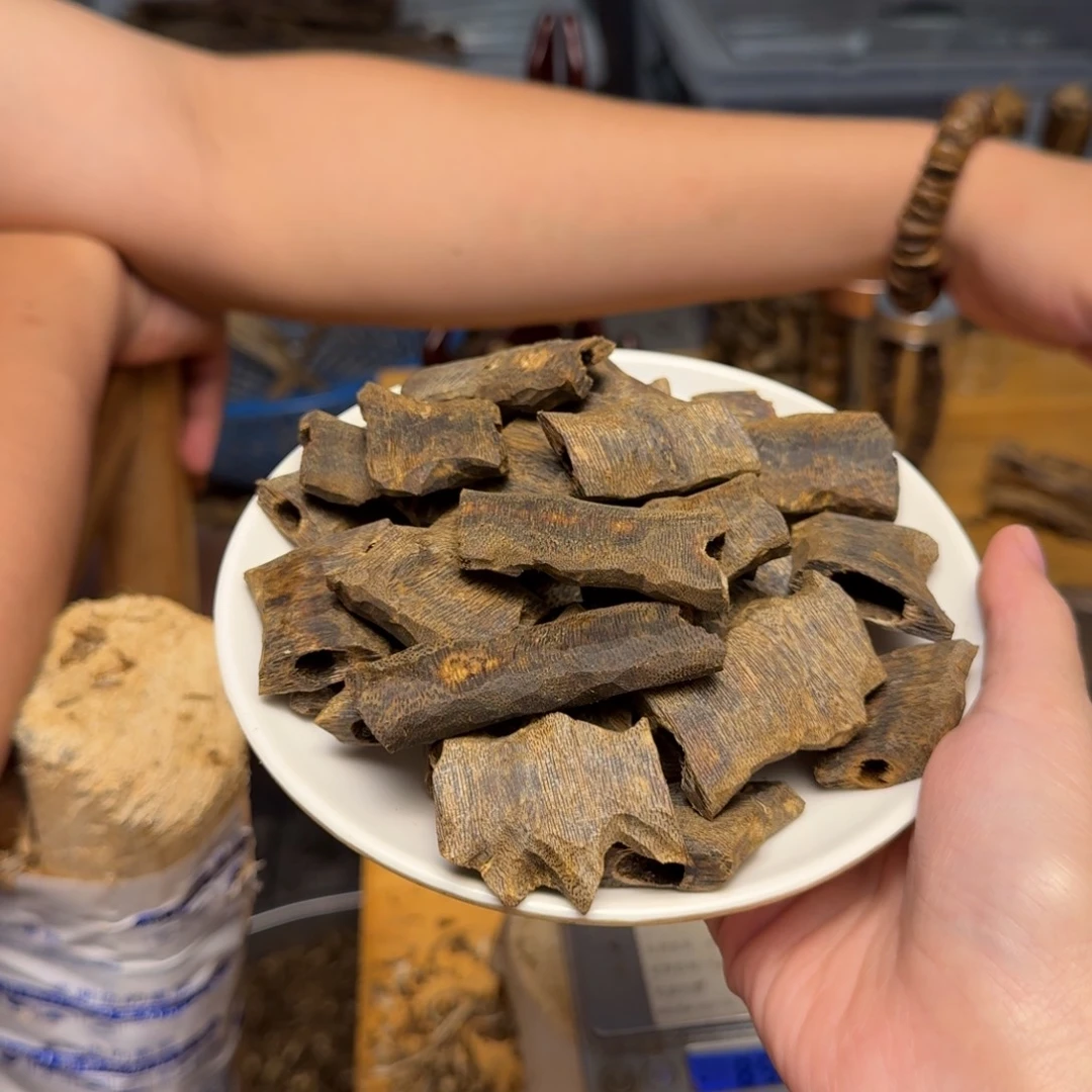 *****沉香沉香碎屑透顶绿一代苗老料138克