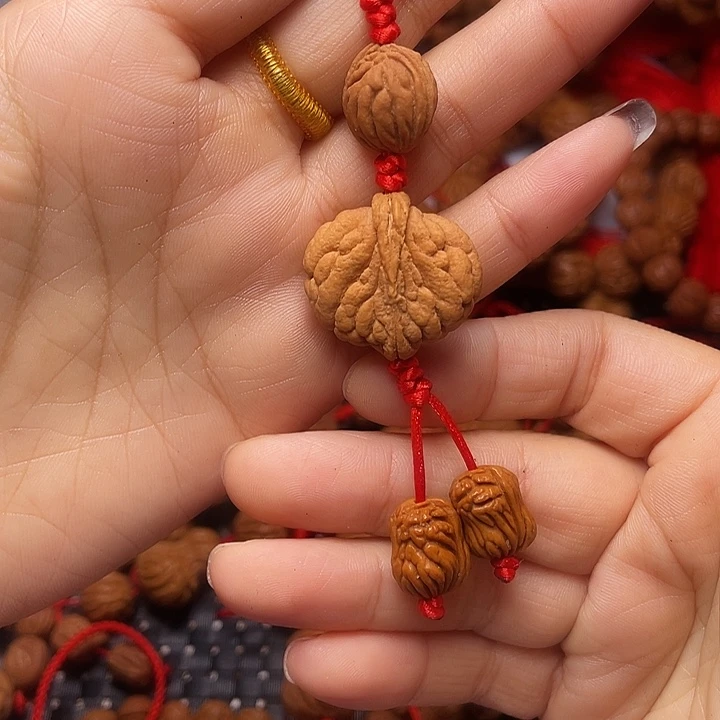 梅***子木质类龙纹桃枭挂件