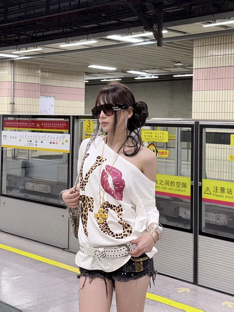 HottieDiary 美式慵懒细闪唇印豹纹字母印花斜肩短袖T恤宽松百搭