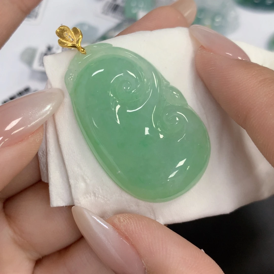 颈饰18K金镶嵌翡翠