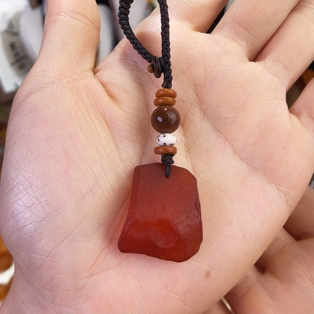 琥珀珠宝奇石未镶嵌。