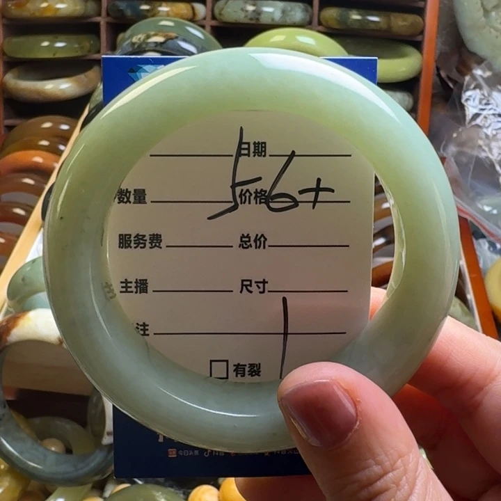 蛇纹石玉手镯未镶嵌张*。