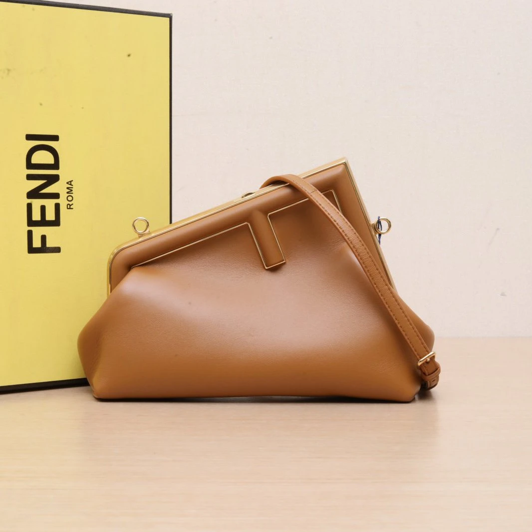 99新 FENDI/芬迪 【娇】First 小号手袋 夹子包 金扣 P225785197