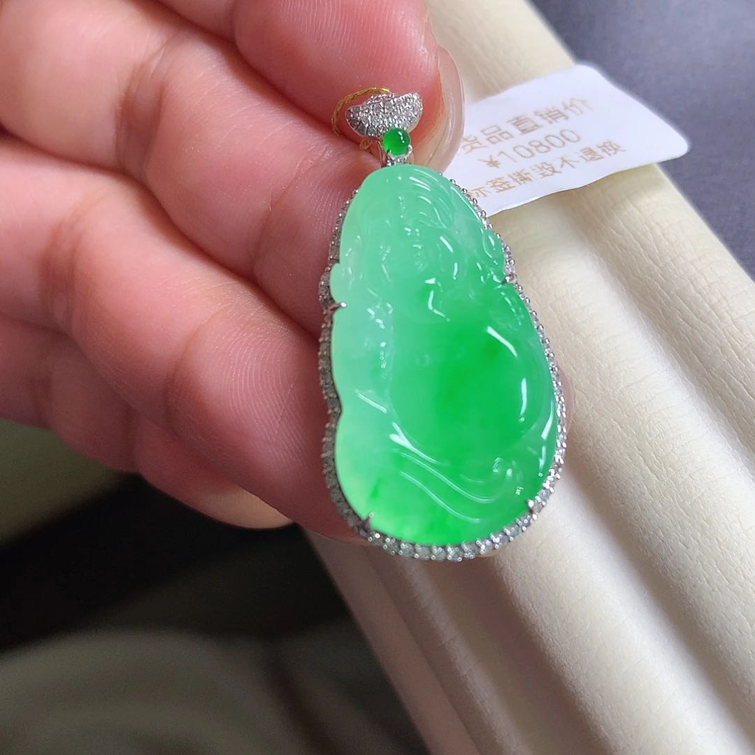 翡翠18K金镶嵌颈饰财神