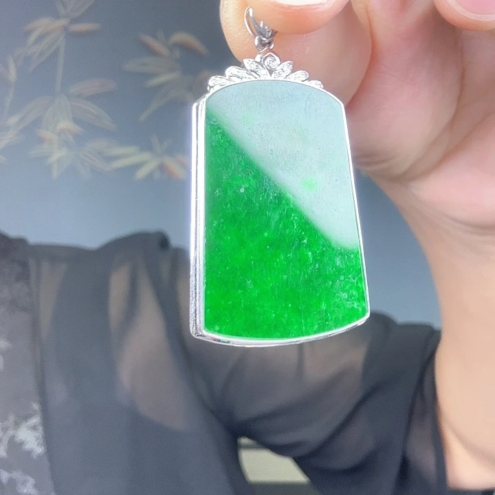 柠***酸吊坠(不含链)18K金镶嵌翡翠