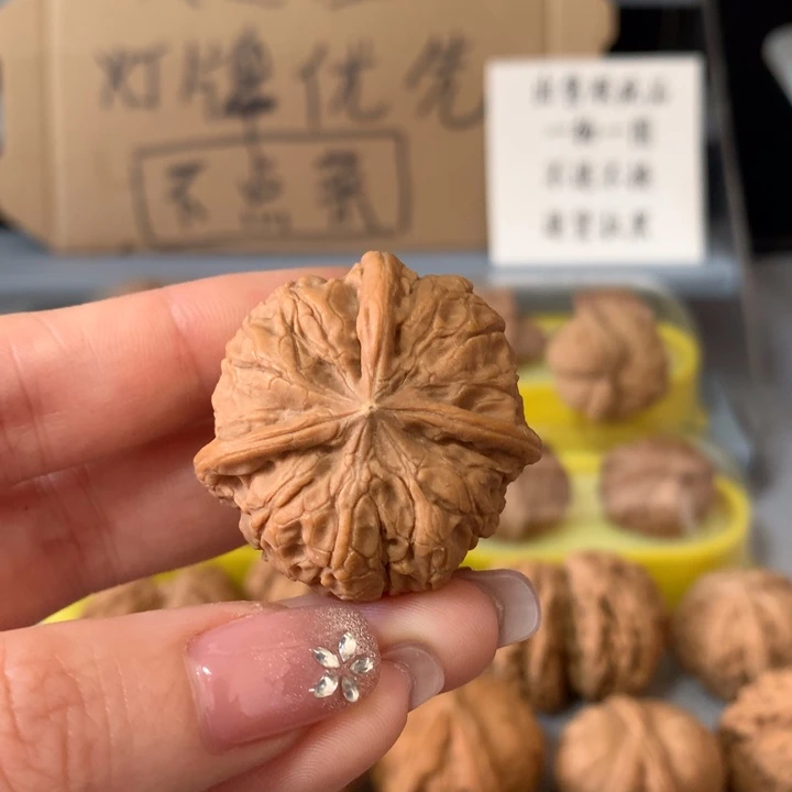 n***吧吊坠文玩核桃异形单只，有瑕疵