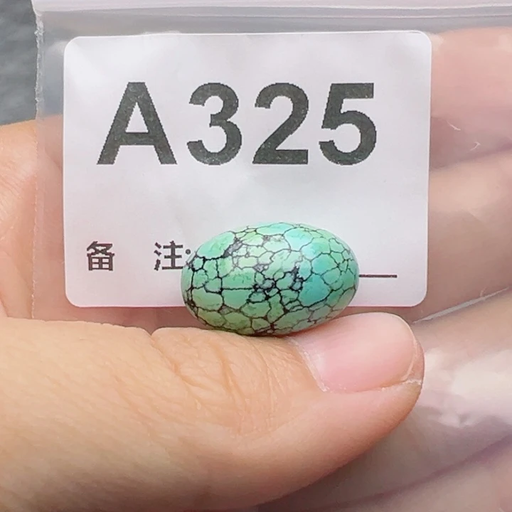 男***人绿松石未镶嵌珠宝奇石