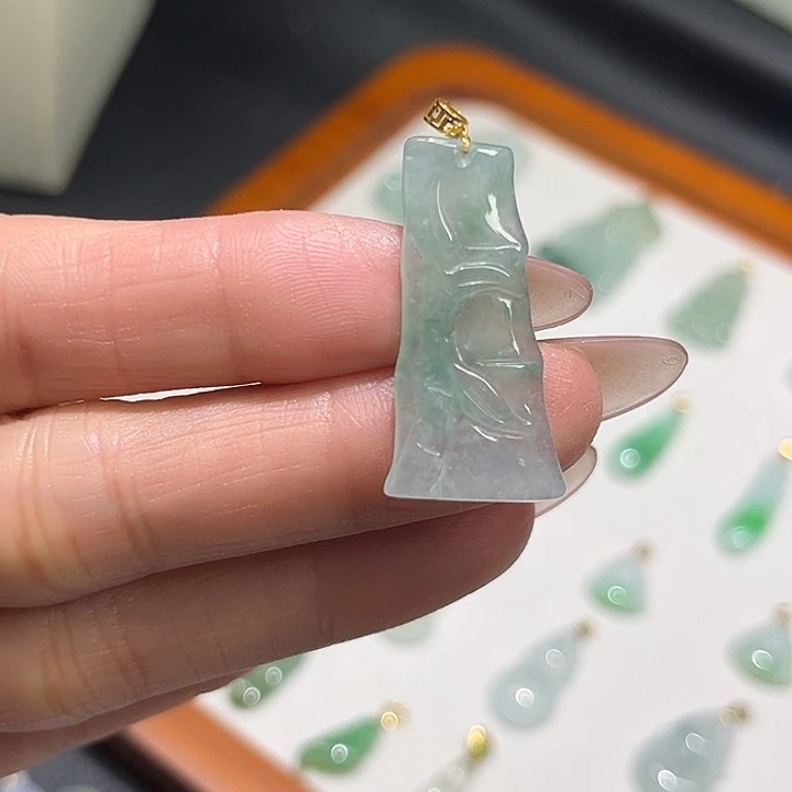 翡翠18K金镶嵌颈饰
