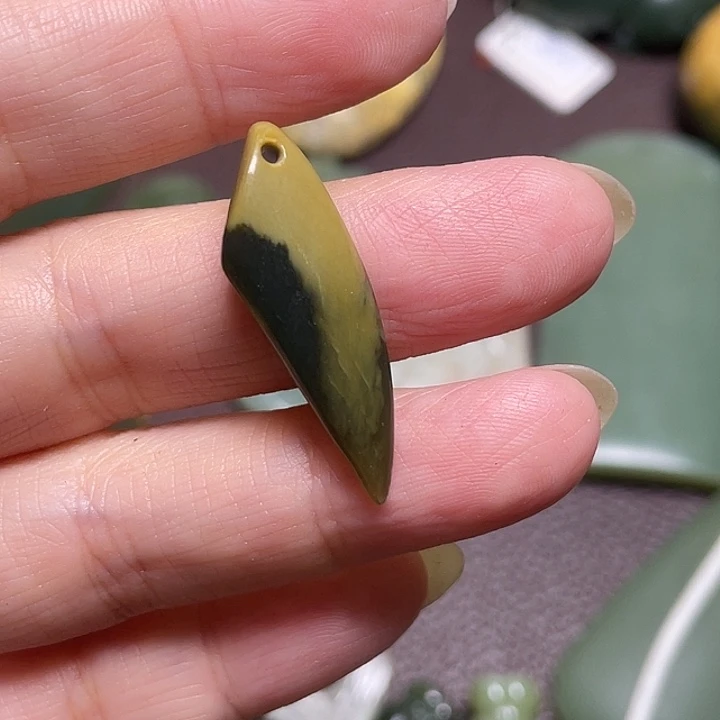 手绳未镶嵌岫岩河磨玉（透闪石质玉）花**风