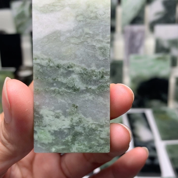 独山玉颈饰未镶嵌