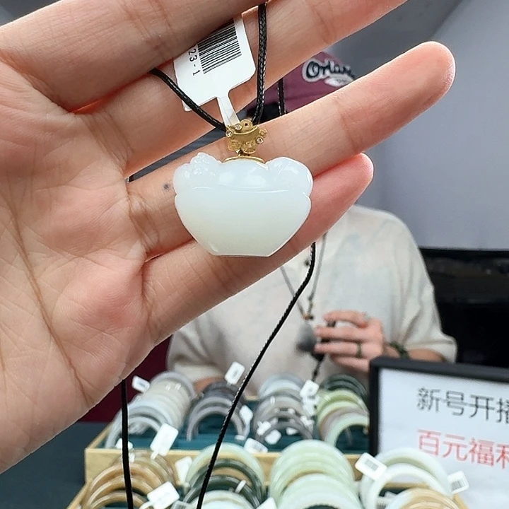 和田玉18K金镶嵌颈饰