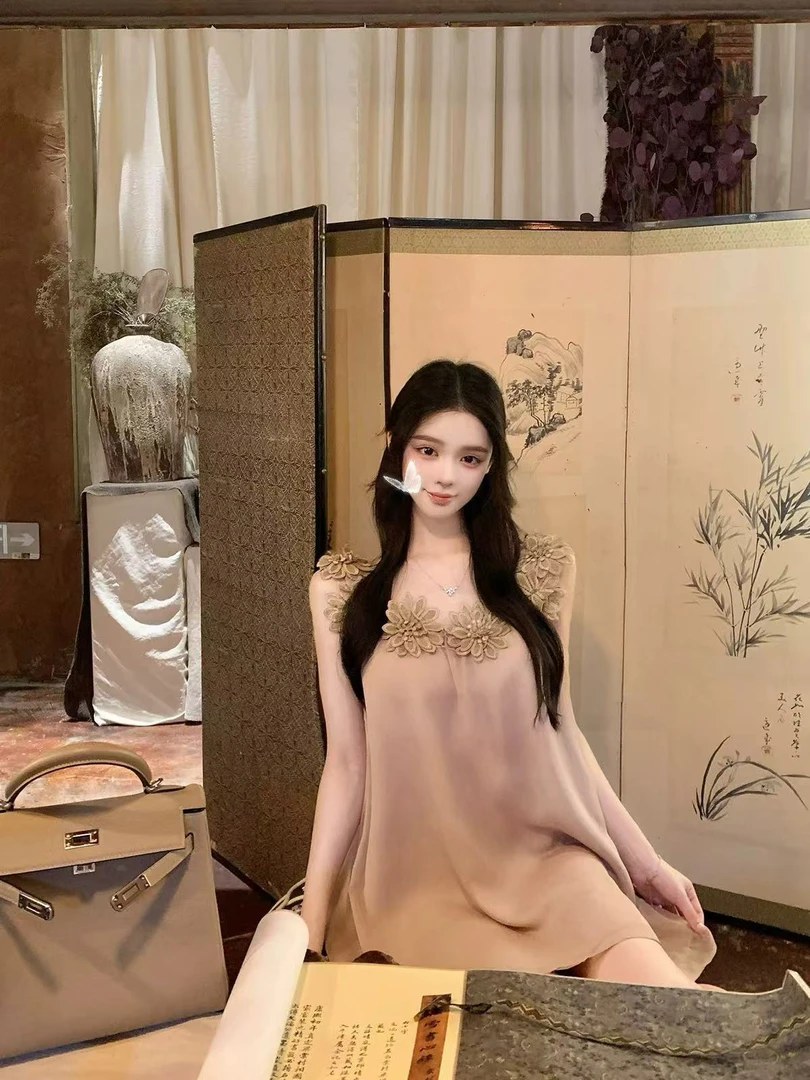 优秀的金蘑菇故月惜花松弛慵懒感气质斜肩立体花朵连衣裙