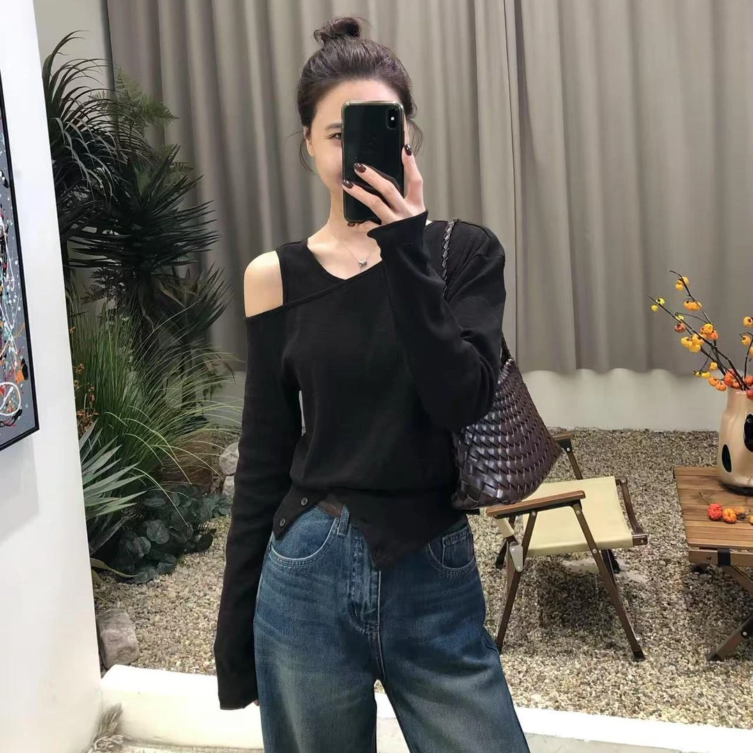 深巧克力黑咖调～复古俏皮设计感侧露肩真两件套背心+长袖T恤套装