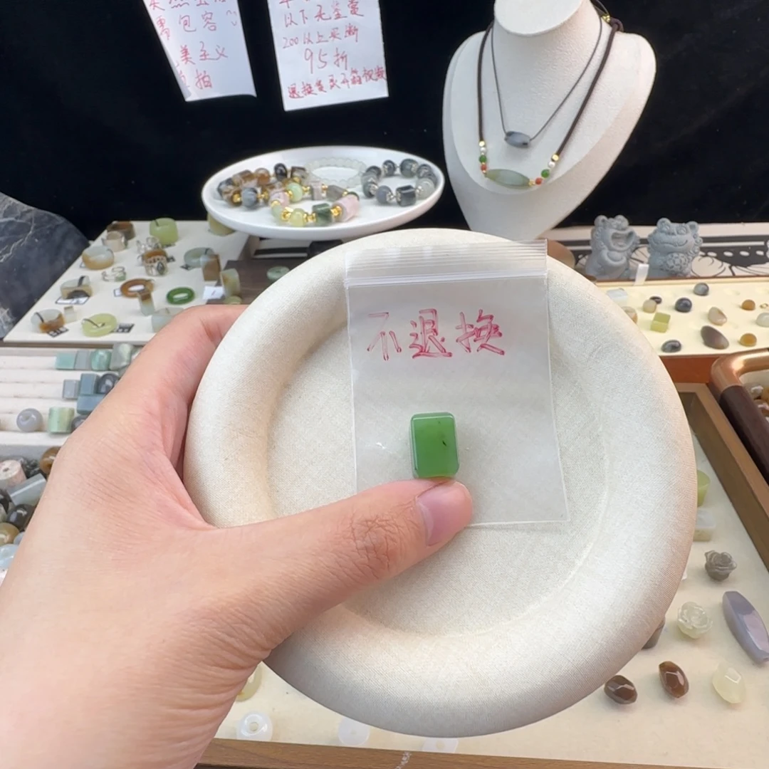 颜***咩和田玉未镶嵌戒指福利不退换