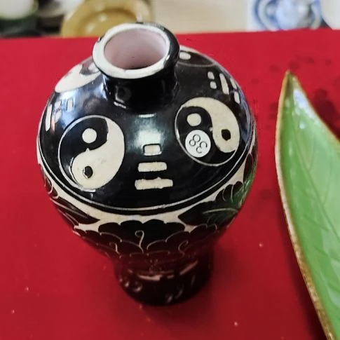 瓷片瓷片，各种摆件，均有瑕疵。沙锅！