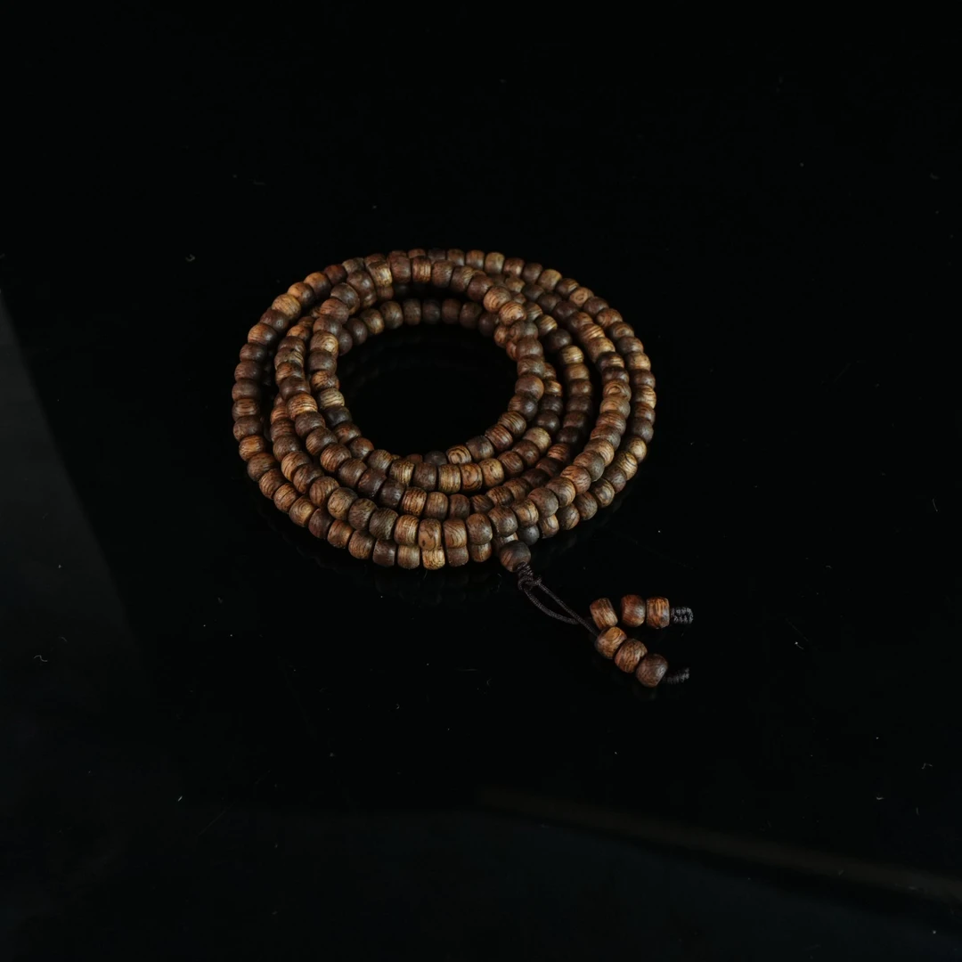 3666东马沉香软油9分沉老型珠小0.45x0.32cm 6.39g