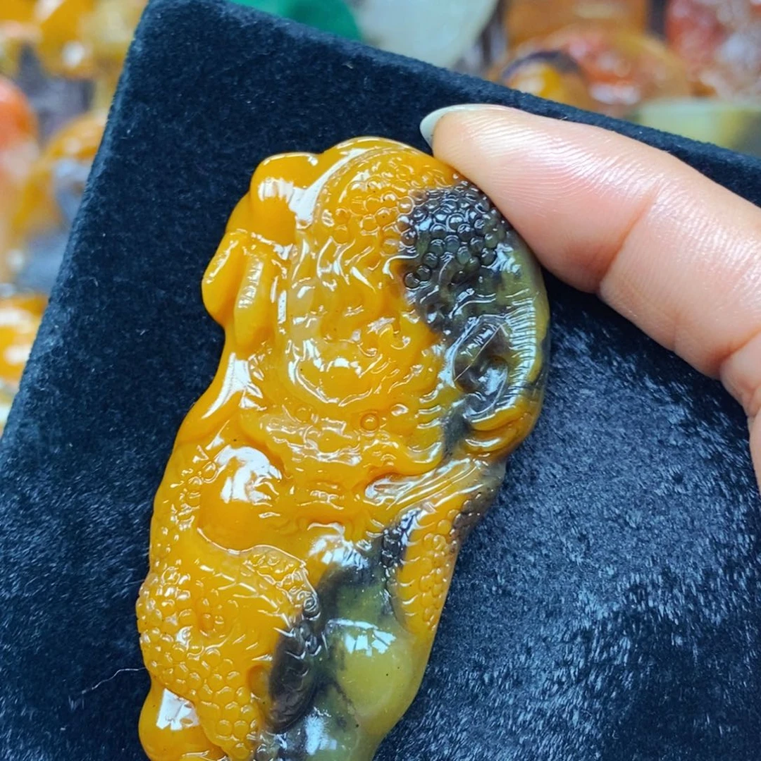 未镶嵌石英质玉（黄龙玉）颈饰