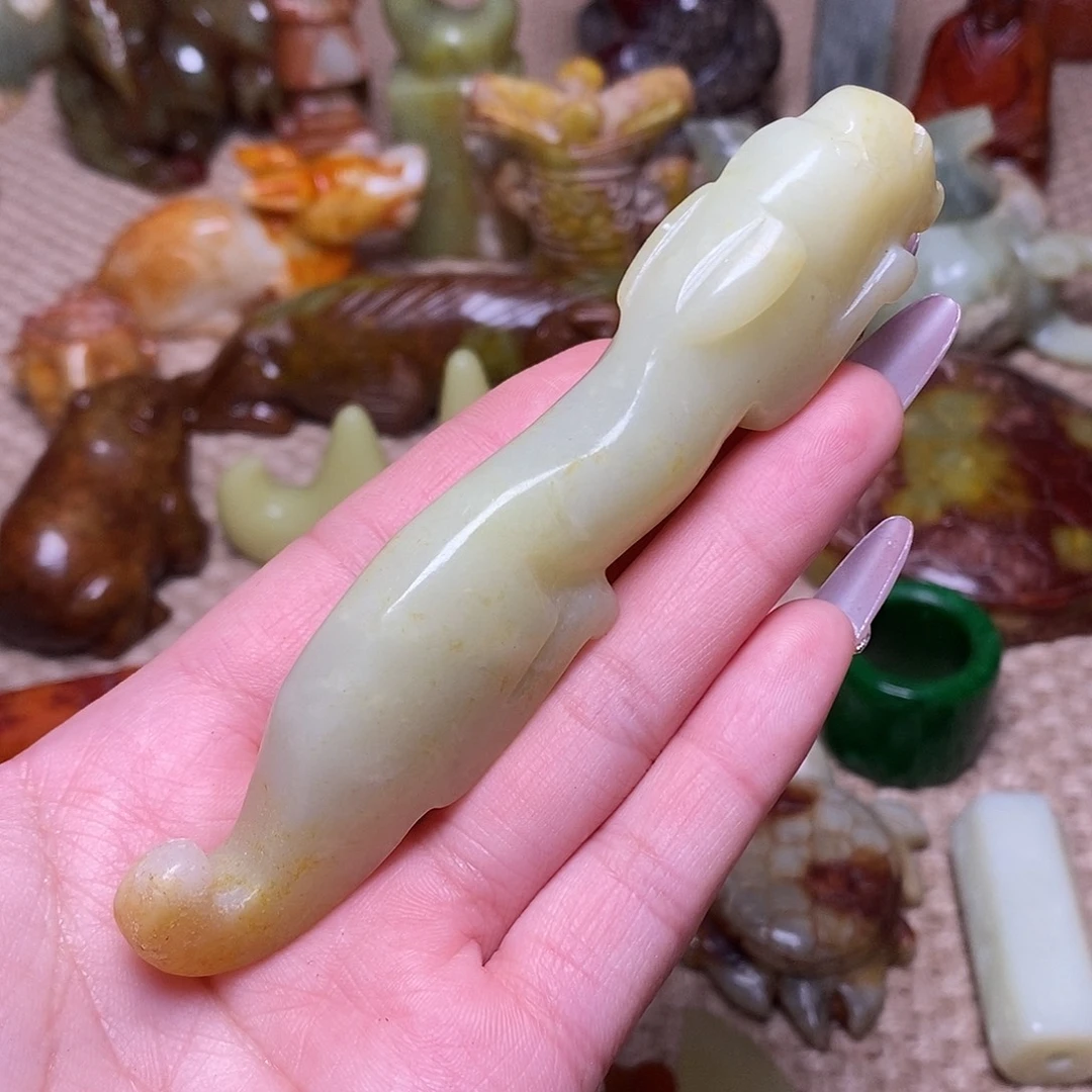 蛇纹石玉足铂镶嵌颈饰