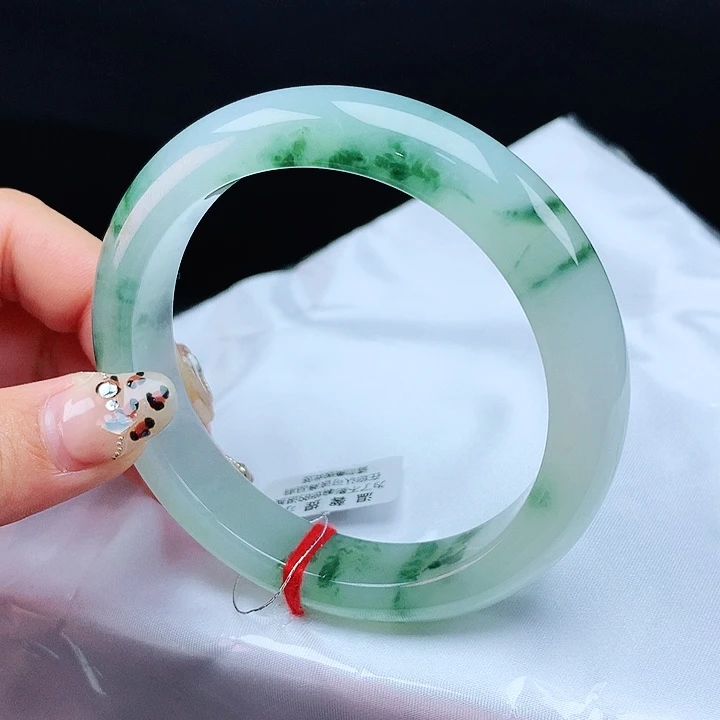 翡翠手镯未镶嵌60圈