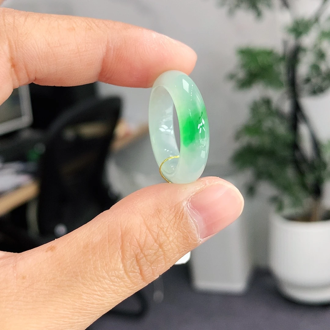 轩***然翡翠未镶嵌戒指15号
