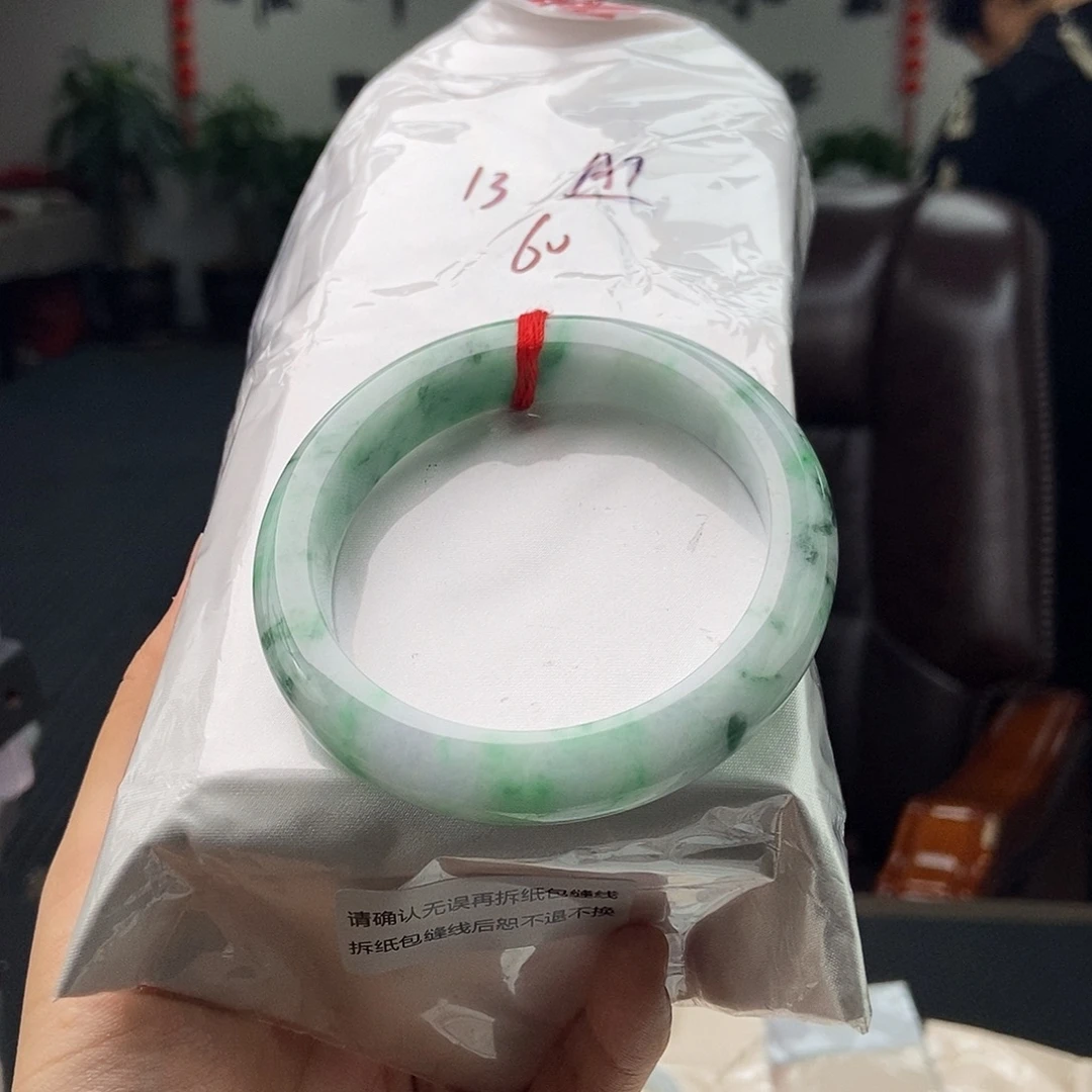 翡翠未镶嵌手镯颜色多样性发拍一发一