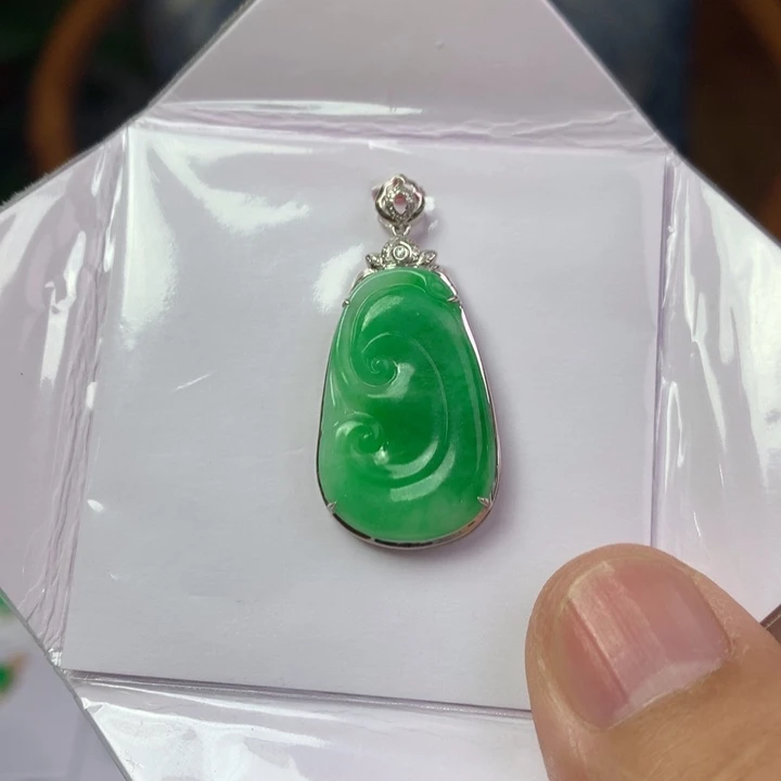 翡翠18K金镶嵌颈饰翡翠
