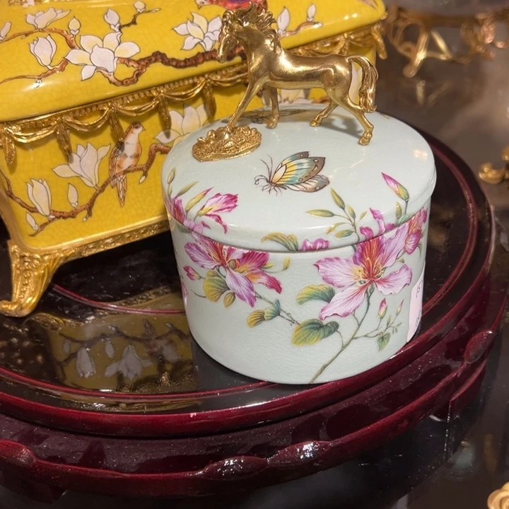 陶瓷铜配瓷收纳盒首饰盒珠宝箱高15直径11