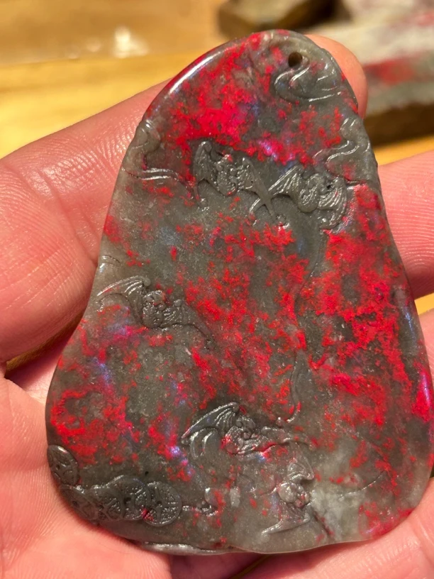 昌化老坑牛角冻鸡血手玩