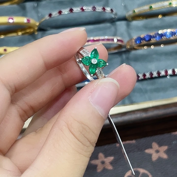 祖母绿18K金镶嵌戒指