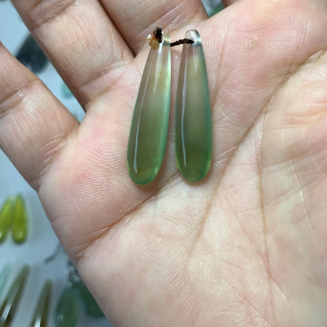 蛇纹石玉未镶嵌耳环