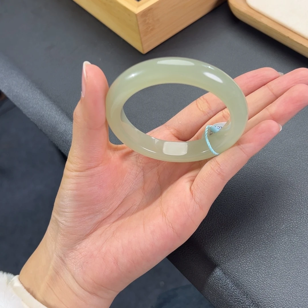 和田玉未镶嵌手镯有细纹