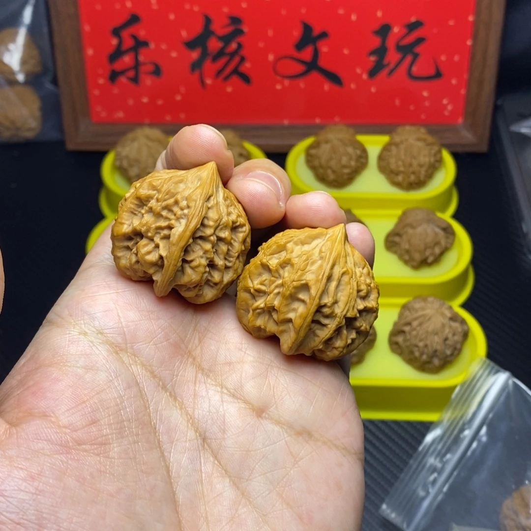 文玩核桃吊坠毛毛虫