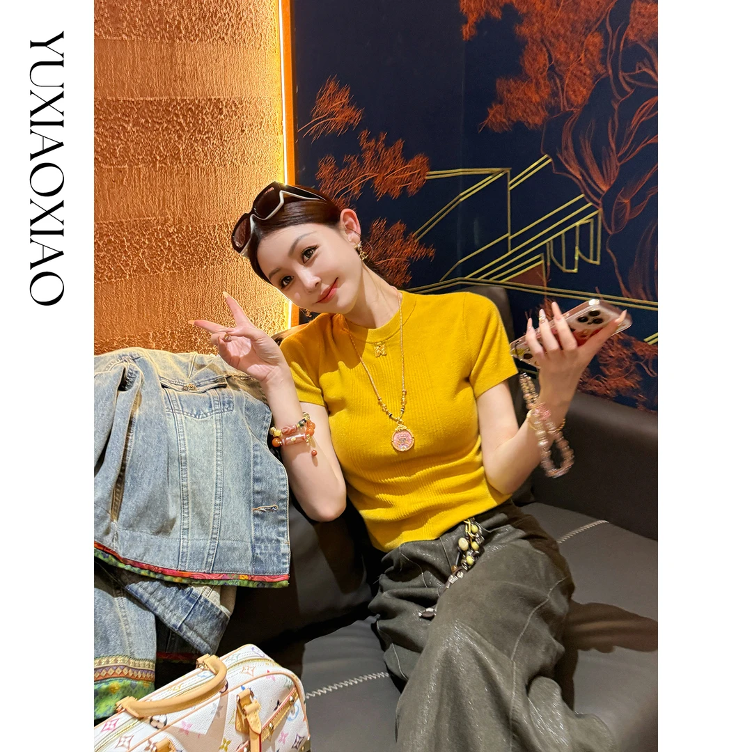 余潇潇【芭莎日记】时尚百搭缝制吊坠含绵纱线圆领短袖毛衫早秋