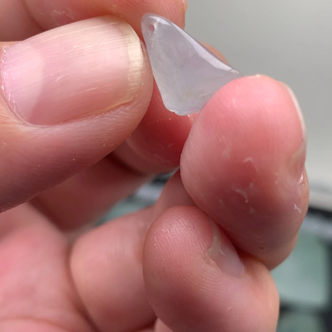 翡翠未镶嵌颈饰莲蓬