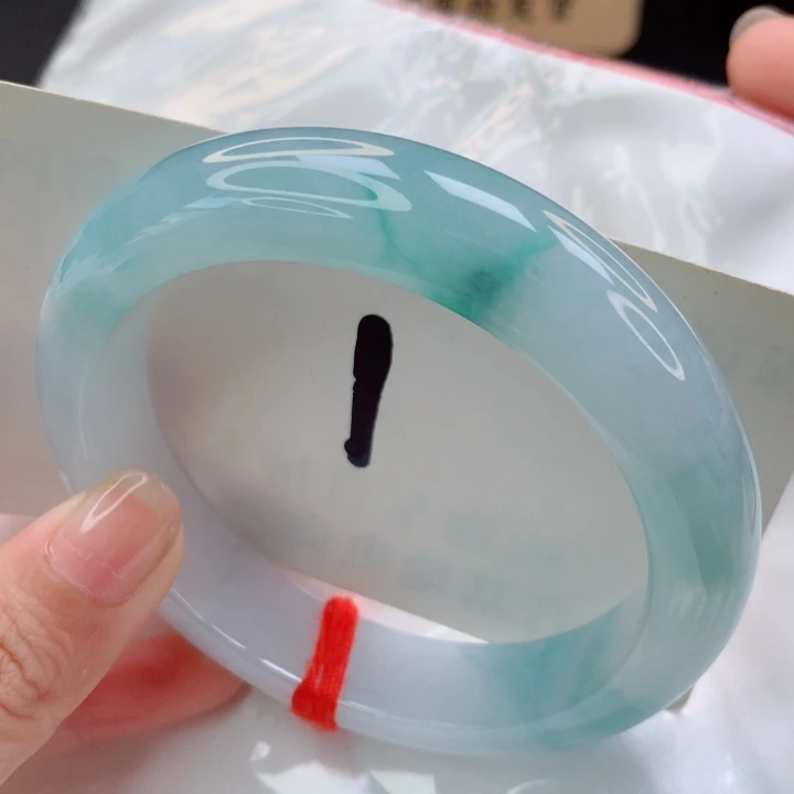 翡翠未镶嵌手镯飘蓝花