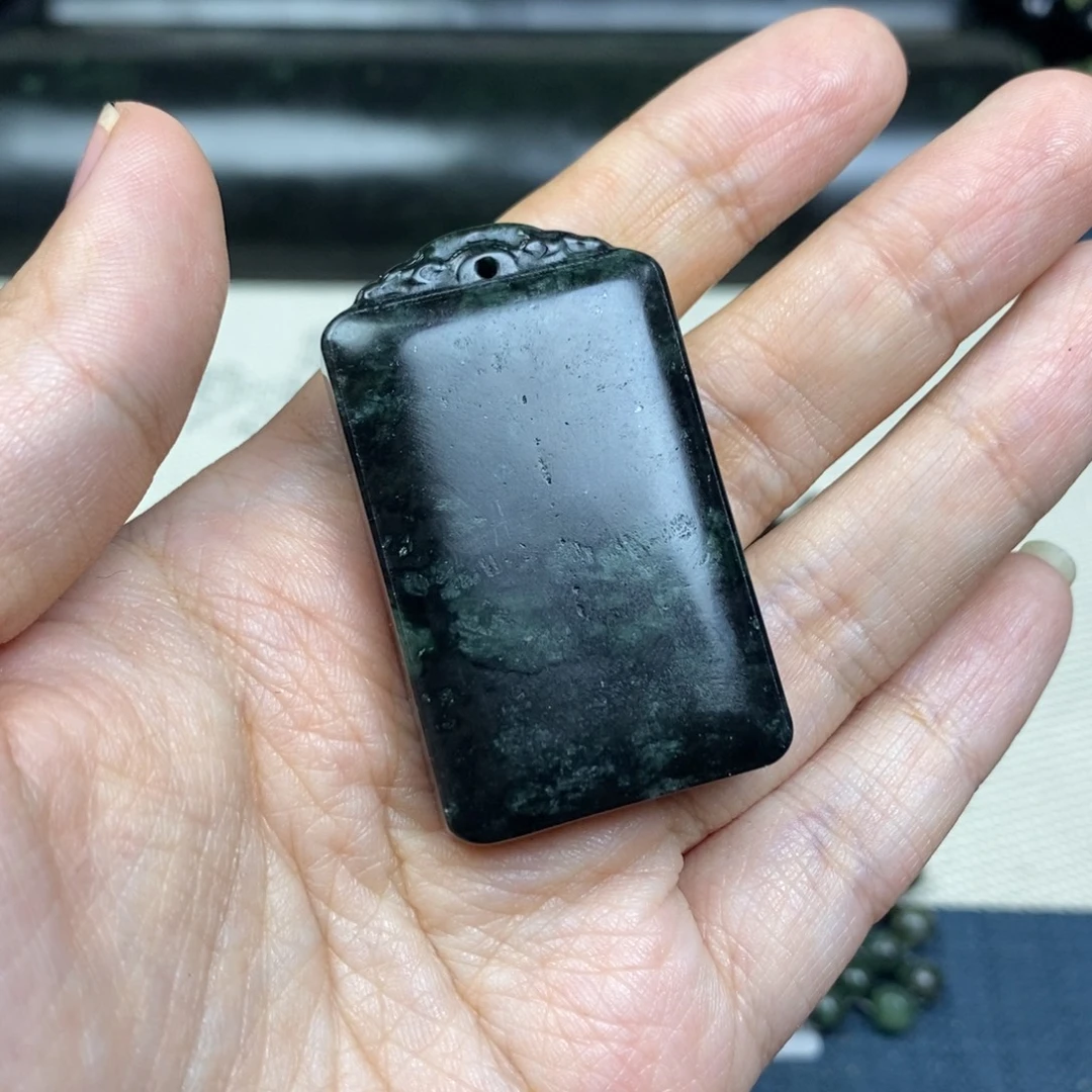 用***4蛇纹石玉未镶嵌颈饰药王石黑包公微瑕无事牌