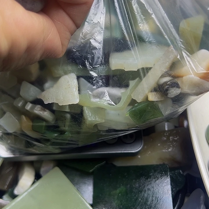 和田玉（糖玉）笔搁未镶嵌天**间