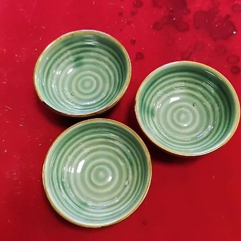瓷片瓷片，各种摆件，均有瑕疵。沙锅！