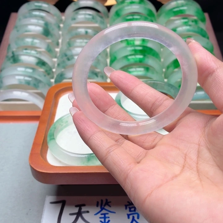 无***为石英质玉未镶嵌手镯