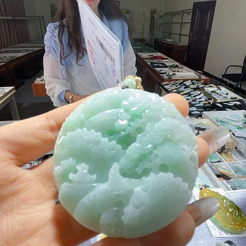 翡翠未镶嵌颈饰一个