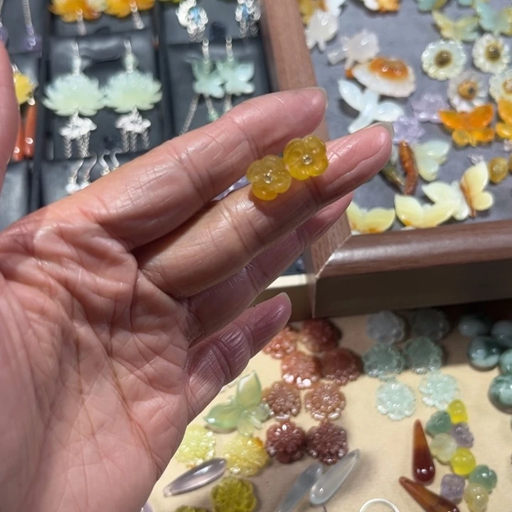 蛇纹石玉未镶嵌耳饰