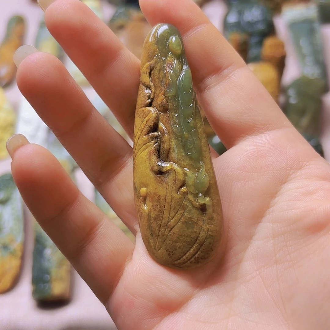 未镶嵌岫岩河磨玉（透闪石质玉）挂件