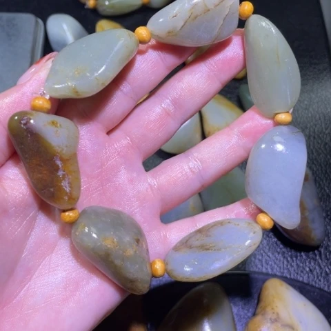 和田玉未镶嵌颈饰