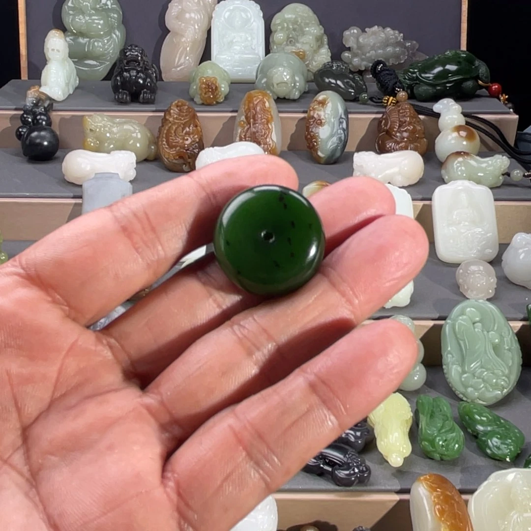 梓***晴和田玉未镶嵌颈饰